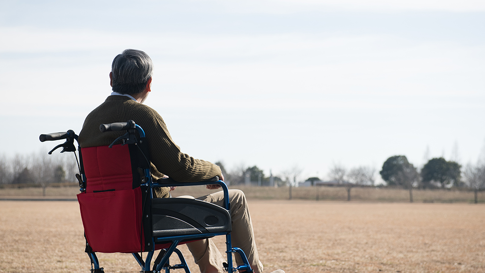 車椅子に乗る男性