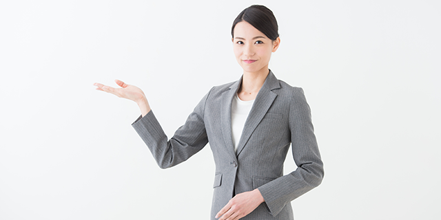 丁寧な説明をする女性