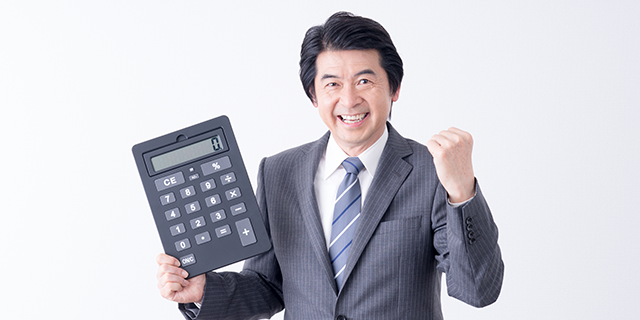 でかい電卓を持ちながらガッツポーズをする男性