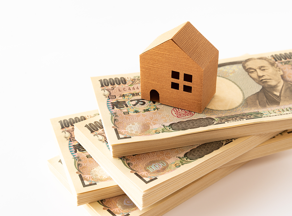お金の上にある住宅模型