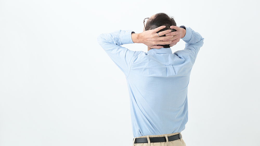 頭を抱える男性