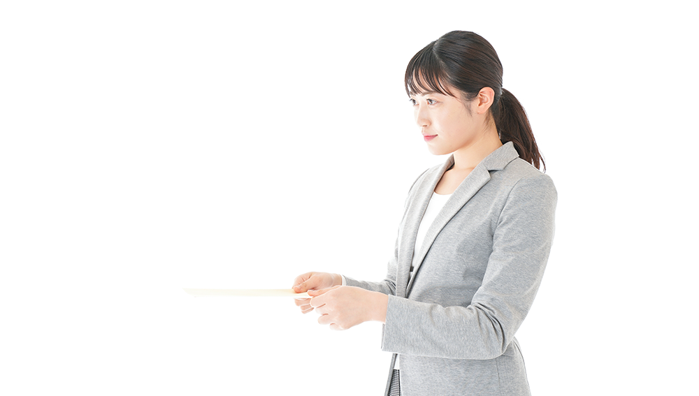 書類を提出する女性